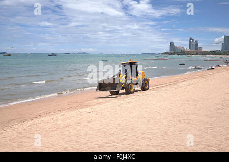 Traktor Bagger bei der Arbeit Reinigen der Strand. Pattaya Thailand Asien S. E. Stockfoto