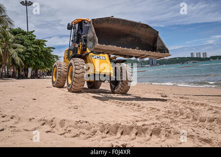 Traktor Bagger bei der Arbeit Reinigen der Strand. Pattaya Thailand Asien S. E. Stockfoto