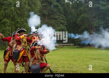 Französisches Militär Soldaten feuern Gewehre während 18. Jahrhundert Jacobite Ära Re-Inszenierung von Cannock Chase Visitor Centre UK Stockfoto