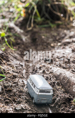 Oldtimer Bus VW. Kleines Metall-Spielzeug in der Natur. Miniatur Stockfoto