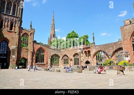 Blick in die Ruine der Kathedrale mit dem Turm der Kirche der Heiligen Dreifaltigkeit nach hinten, Coventry, West Midlands, England, UK, Europa. Stockfoto