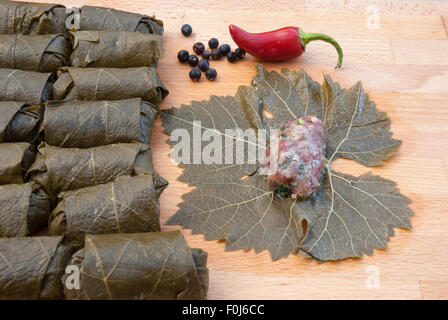 Dolma (traditionelles Gericht der türkischen, griechischen und zypriotischen Küche) von eingelegte Weinblätter, Hackfleisch und Reis kochen. Stockfoto