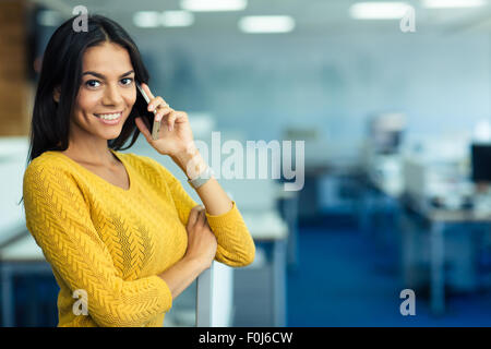 Porträt von glücklich Geschäftsfrau telefonieren im Büro Stockfoto