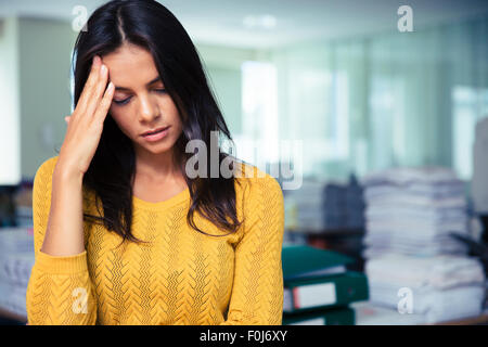 Porträt von müde lässig Geschäftsfrau im Büro stehen Stockfoto