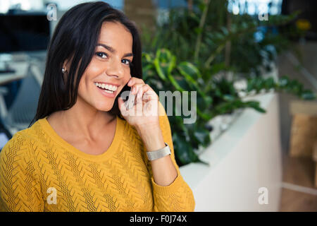 Porträt von lächelnden Geschäftsfrau telefonieren im Büro Stockfoto