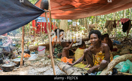 Frauen und Kinder des Stammes Orang Asil sitzen unter Planen im Dschungel, native, indigene Völker Stockfoto