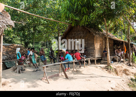 Menschen sitzen vor Holzhütten, Orang Asil Stamm, Aborigines, indigenen Menschen, Taman Negara Nationalpark, Malaysia Stockfoto