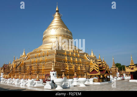 Goldene Stupa der Shwezigon Pagode, Mandalay-Division, in Bagan, Mandalay-Division, Myanmar Stockfoto