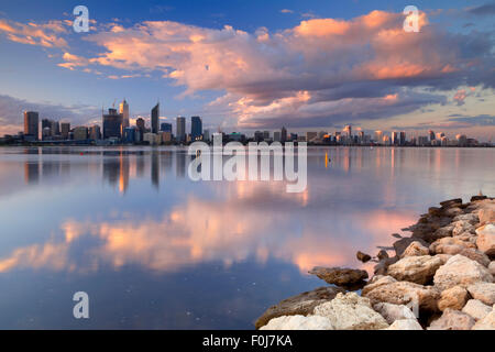 Die Skyline von Perth, Western Australia bei Sonnenuntergang. Fotografiert von über den Swan River. Stockfoto