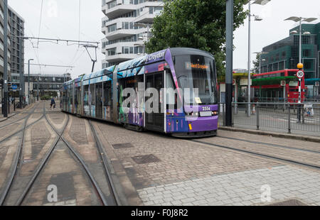 Croydon Variobahn Straßenbahn No.2554 nähert sich East Croydon Station Stockfoto