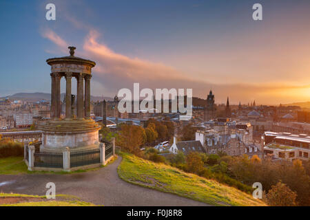 Die Skyline von Edinburgh mit dem Edinburgh Castle im Hintergrund. Fotografiert von Calton Hill bei Sonnenuntergang. Stockfoto