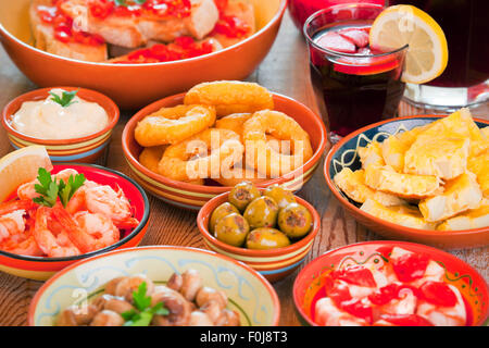 Eine Tabelle gefüllt mit allerlei spanische Tapas und Sangria. Stockfoto