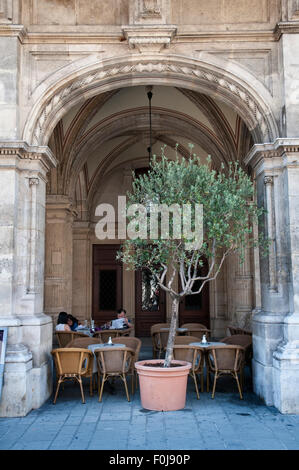 Leute sitzen in einem Café unter den Bögen der Wiener Staatsoper Stockfoto
