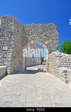 Antike römische Tor in der Stadtmauer der römischen Stadt Nin, Kroatien Stockfoto