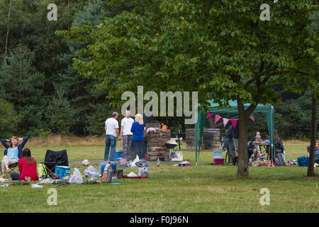 Menschen mit einem Picknick am Grillplatz in Cannock Chase Visitor Center West Midlands, UK Stockfoto