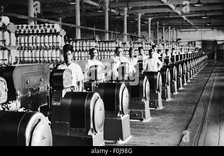 Industrie, Textilien, Spinnmaschinen von Siemens in der Fabrik, Indien, erste Hälfte des 20. Jahrhunderts, Weberei, Webereien, Fäden, Rollen, Rollen, Motor, Motoren, Motoren, Spinnerei, Spinnereien, Spinnen, spinnt, Arbeiter, Arbeiter, halbe Länge, stehend, Fabrikgebäude, Fabrikgebäude, Halle, Hallen, Textilindustrie, Gießerei, Produktionsanlage, Gießereien, Produktionsanlagen, Produktionsanlagen, Unternehmen, Unternehmen, Anlagen, Textilien, Textilien, Textilien, Fadenrechte Stockfoto