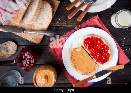 Erdnussbutter und Marmelade Sandwich auf einem rustikalen Tisch. Direkt von oben fotografiert. Stockfoto