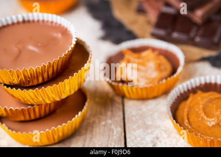 Selbstgemachte Erdnussbutter Tassen auf einem rustikalen Holztisch. Stockfoto