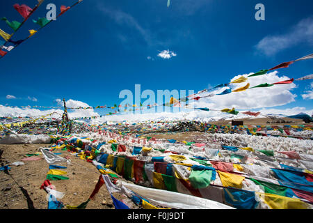 Gebetsfahnen und Reichweite des Himalaya-Gebirges in im Hintergrund, auf den Friendship Highway in Tibet Stockfoto