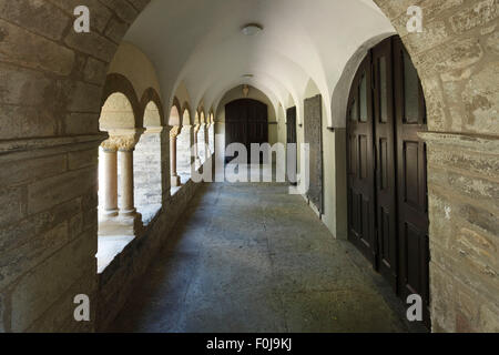 Romanischer Kreuzgang der Stiftskirche St. Cyriakus, Katholische Pfarrkirche, Klosterkirche Vom Mai Damenstift, Geseke, Ostwestfalen, Nordrhein-Westfalen Stockfoto