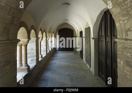 Romanischer Kreuzgang der Stiftskirche St. Cyriakus, Katholische Pfarrkirche, Klosterkirche Vom Mai Damenstift, Geseke, Ostwestfalen, Nordrhein-Westfalen Stockfoto