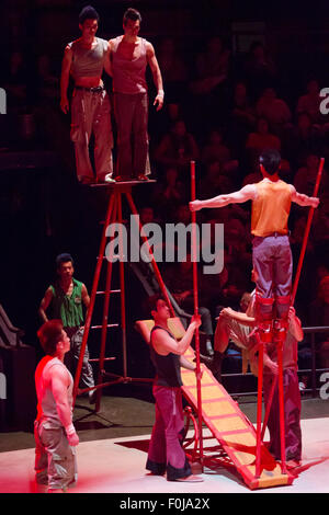 Zirkus der Shanghai - nicht identifizierte Gruppe von Akrobaten in Aktion, China 2013. Stockfoto