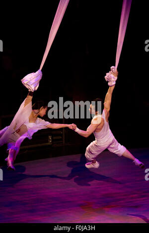 Zirkus der Shanghai - unbekannten paar Akrobaten in Aktion, China 2013. Stockfoto