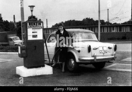 Transport / Transport, Auto, Tankstelle, Frau, die ihr Auto auffüllt, Essen, Deutschland, 1959, Zusatzrechte-Abfertigung-nicht vorhanden Stockfoto