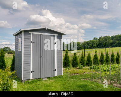 Holz Gartengeräte Schuppen in grau lackiert Stockfoto