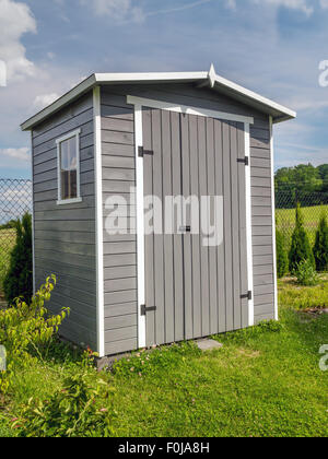 Holz Gartengeräte Schuppen in grau lackiert Stockfoto