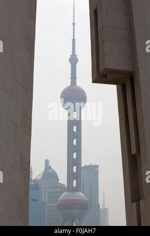 Blick auf dem Pearl Tower über das Kommunismus-Denkmal in Shanghai Stockfoto