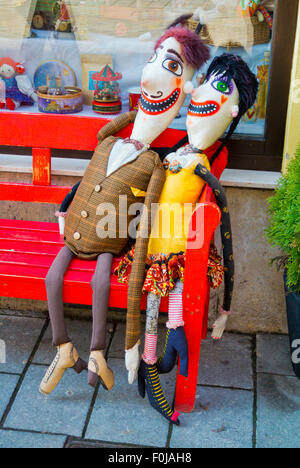 Shop-Fassade mit den Puppen vor vielen Geschäften rund um die alte Stadt, Bratislava, Slowakei, Europa Stockfoto