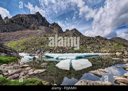 Schmelzenden Eisschollen auf einem kleinen Bergsee. Östlichen Sayan. Die Republik Burjatien Stockfoto