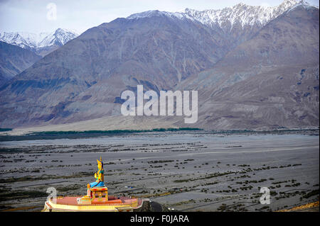 Indien Jammu Kashmir Ladakh Diskit die 32 m Statue des Maitreya Buddha in Diskit Kloster in Nubra Valley Stockfoto