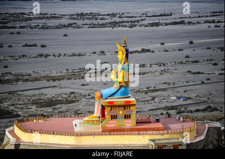 Indien Jammu Kashmir Ladakh Diskit die 32 m Statue des Maitreya Buddha in Diskit Kloster in Nubra Valley Stockfoto