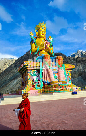 Indien Jammu Kashmir Ladakh Diskit die 32 m Statue des Maitreya Buddha in Diskit Kloster in Nubra Valley Stockfoto