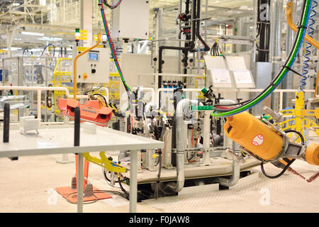 Teil des Schweißens in eine große neue Automobilfabrik Stockfoto