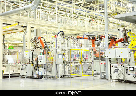 Teil des Schweißens in eine große neue Automobilfabrik Stockfoto