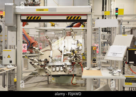 Teil des Schweißens in eine große neue Automobilfabrik Stockfoto