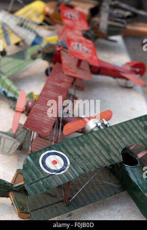 Verschiedene Vintage Flugzeuge Modellbau auf einem Flohmarkt in Shanghai, China, 2013. Stockfoto