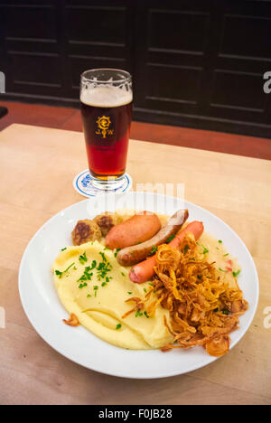 Bayerische Wurst- und Fleischwaren Platte mit gestampften Kartoffeln und Sauerkraut, Zum Augustiner Bierhalle, Altstadt, München Stockfoto