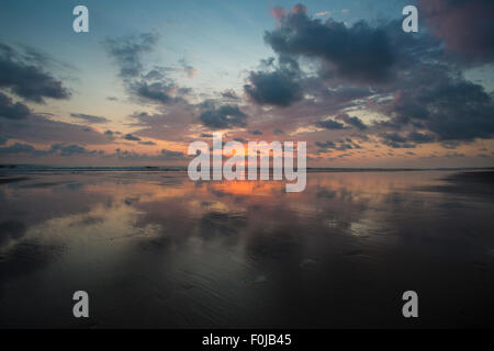 Blick auf den Sonnenuntergang am Strand von Matapalo, Costa Rica. Matapalo liegt in der südlichen Pazifikküste. Stockfoto