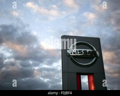 Moskau, Russland. 15. August 2015. 15. August 2015: Nissan Logo gegen Abendhimmel. Nissan Motor Company Ltd ist ein multinationaler Automobilhersteller mit Sitz in Yokohama, Japan. © Igor Goloniov/ZUMA Draht/Alamy Live-Nachrichten Stockfoto