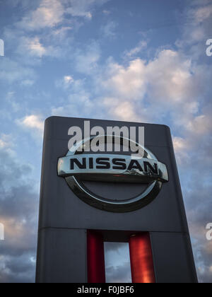 Moskau, Russland. 15. August 2015. 15. August 2015: Nissan Logo gegen Abendhimmel. Nissan Motor Company Ltd ist ein multinationaler Automobilhersteller mit Sitz in Yokohama, Japan. © Igor Goloniov/ZUMA Draht/Alamy Live-Nachrichten Stockfoto