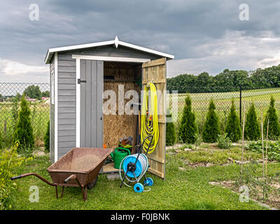 Hölzerne Schuppen mit verschiedenen Gartenwerkzeuge und Ausrüstung Stockfoto