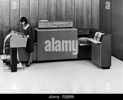 Technik, Computer, IBM System/360 Modell 20 Datenverarbeitungseinheit, 1964, 20th Century, EDV, IT, Drucker IBM 2203, Zentraleinheit IBM 2020, Karteneinheit IBM 2560, Lochkarte, Lochkarten, Lochkarte, Lochkarten, Lochkarten, halbe Länge, stehend, Arbeiten, Arbeiten, Arbeiten, elektronische Datenverarbeitung, Informationstechnologie, Chief Information Officer, Technik, Technologie, Technologien, 1960er, 60er Jahre, Computer, Computer, historisch, historisch, Frau, Frauen, weiblich, Menschen, Zusatzrechte-Clearences-nicht vorhanden Stockfoto