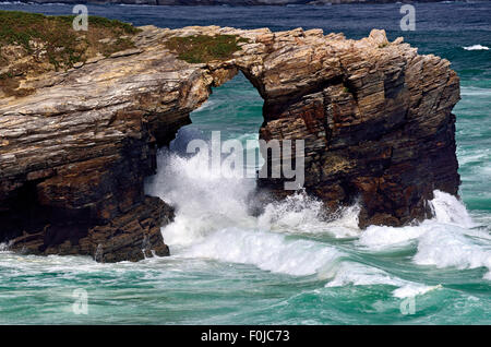 Spanien, Galicien: Brechenden Wellen bei Rock Arcade ansehnliche Beach Stockfoto