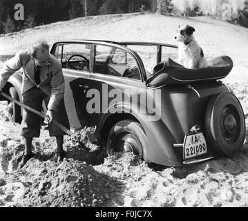 Transport / Transport, Autos, Fahrzeugvarianten, Opel Kadett I, Fahrer schaufelt das Auto aus Sand, Deutschland, um 1939, Zusatzrechte-Abfertigung-nicht vorhanden Stockfoto