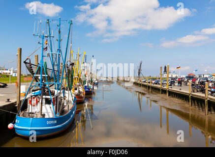 Garnelen Sie, Angelboote/Fischerboote im Hafen von Dorum an der Meeresküste deutschen Wattenmeer bei Ebbe Stockfoto