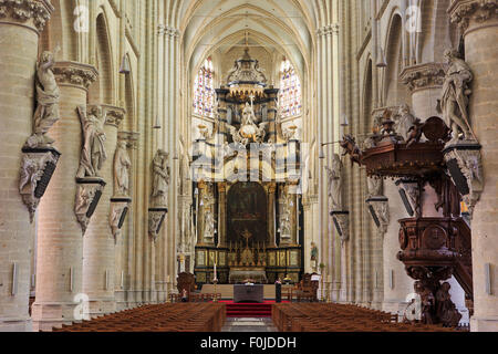 Das Mittelschiff und der Altar der Kirche von unserer lieben Frau über den Fluss Dyle in Mechelen, Belgien Stockfoto